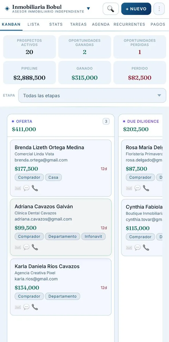 Bobul CRM en un celular: pipeline Kanban de un asesor inmobiliario con prospectos, valor de cada oportunidad y días sin contacto